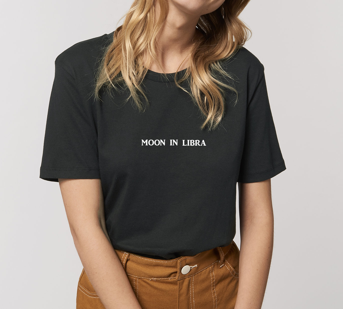 Mond in Waage T-Shirt Aus Bio-Baumwolle | Astrologie-Grafik-T-Shirt Sternzeichen Shirt Mond in Waage T-Shirt Aus Bio-Baumwolle | Astrologie-Grafik-T-Shirt Sternzeichen Shirt von BetweenTheLinesUK