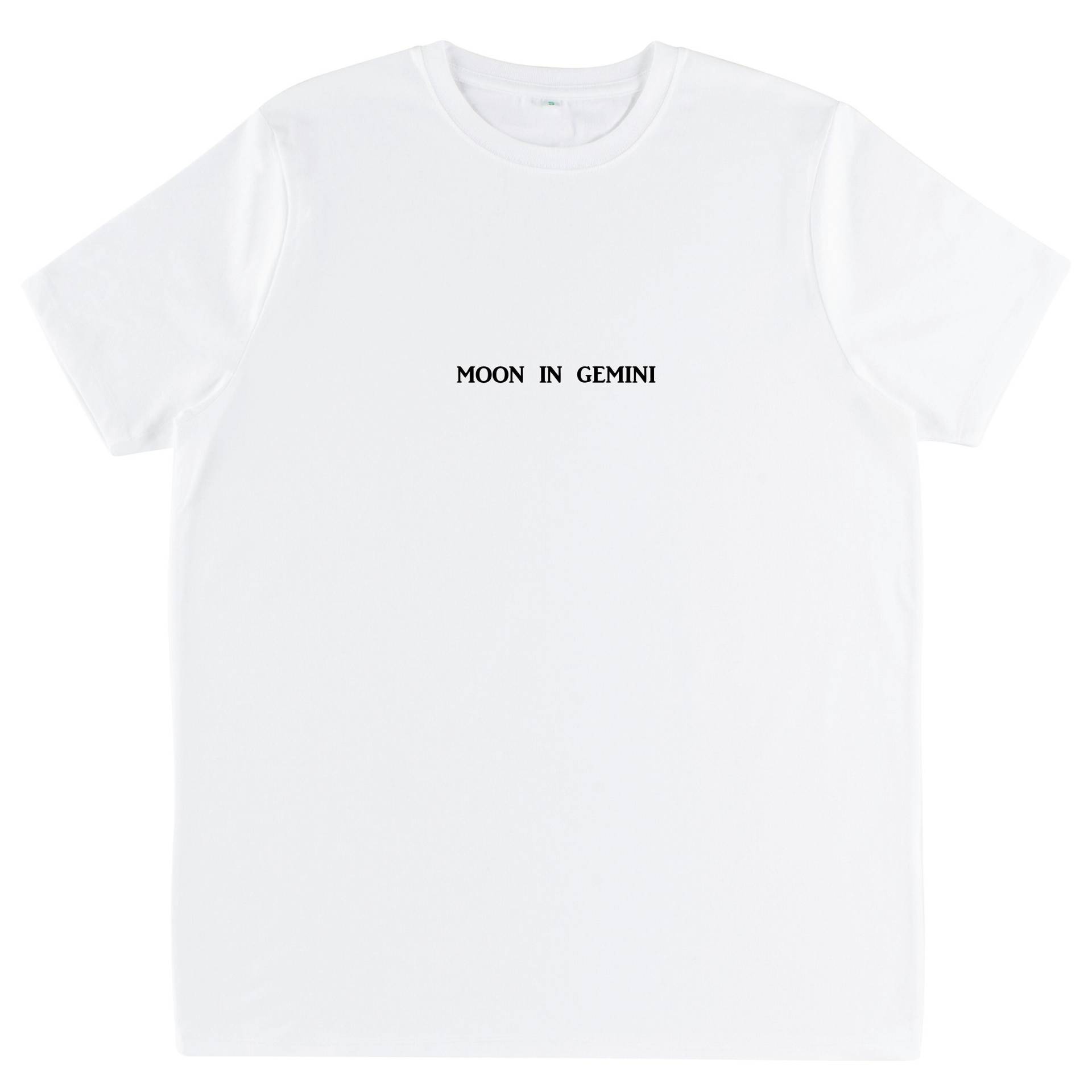 Mond in Zwillinge T-Shirt Aus Bio-Baumwolle | Astrologie-Grafik-T-Shirt Sternzeichen Shirt Mond in Zwillinge T-Shirt Aus Bio-Baumwolle | Astrologie-Grafik-T-Shirt Sternzeichen Shirt von BetweenTheLinesUK