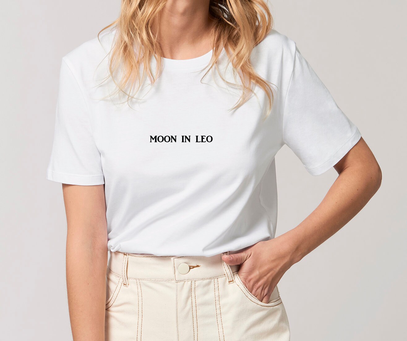 Moon in Leo Bio-Baumwolle T-Shirt | Astrologie-Grafik-T-Shirt Sternzeichen Shirt Moon in Leo Bio-Baumwolle T-Shirt | Astrologie-Grafik-T-Shirt Sternzeichen Shirt von BetweenTheLinesUK