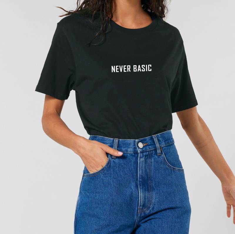 Never Basic T-Shirt Aus Bio-Baumwolle Never Basic T-Shirt Aus Bio-Baumwolle von BetweenTheLinesUK