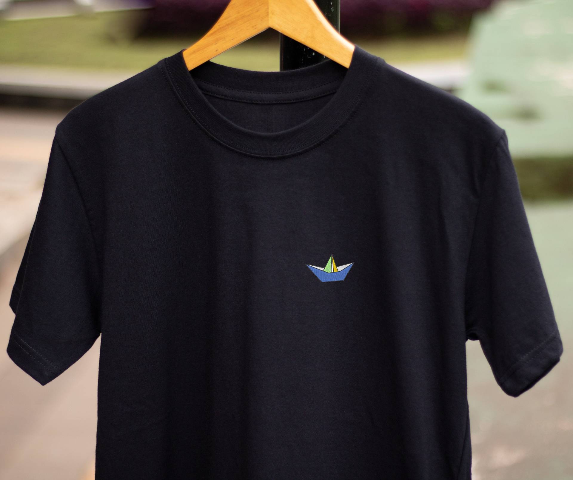 Origami Boat T-Shirt - Besticktes Aus Bio-Baumwolle Origami Boat T-Shirt - Besticktes Aus Bio-Baumwolle von BetweenTheLinesUK