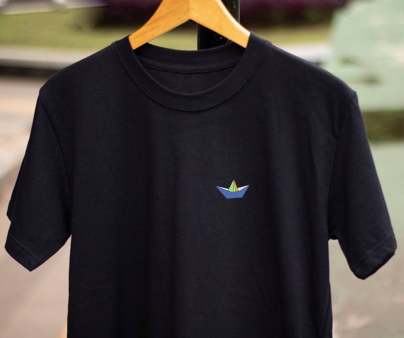 Origami Boat T-Shirt - Besticktes Aus Bio-Baumwolle Origami Boat T-Shirt - Besticktes Aus Bio-Baumwolle von BetweenTheLinesUK