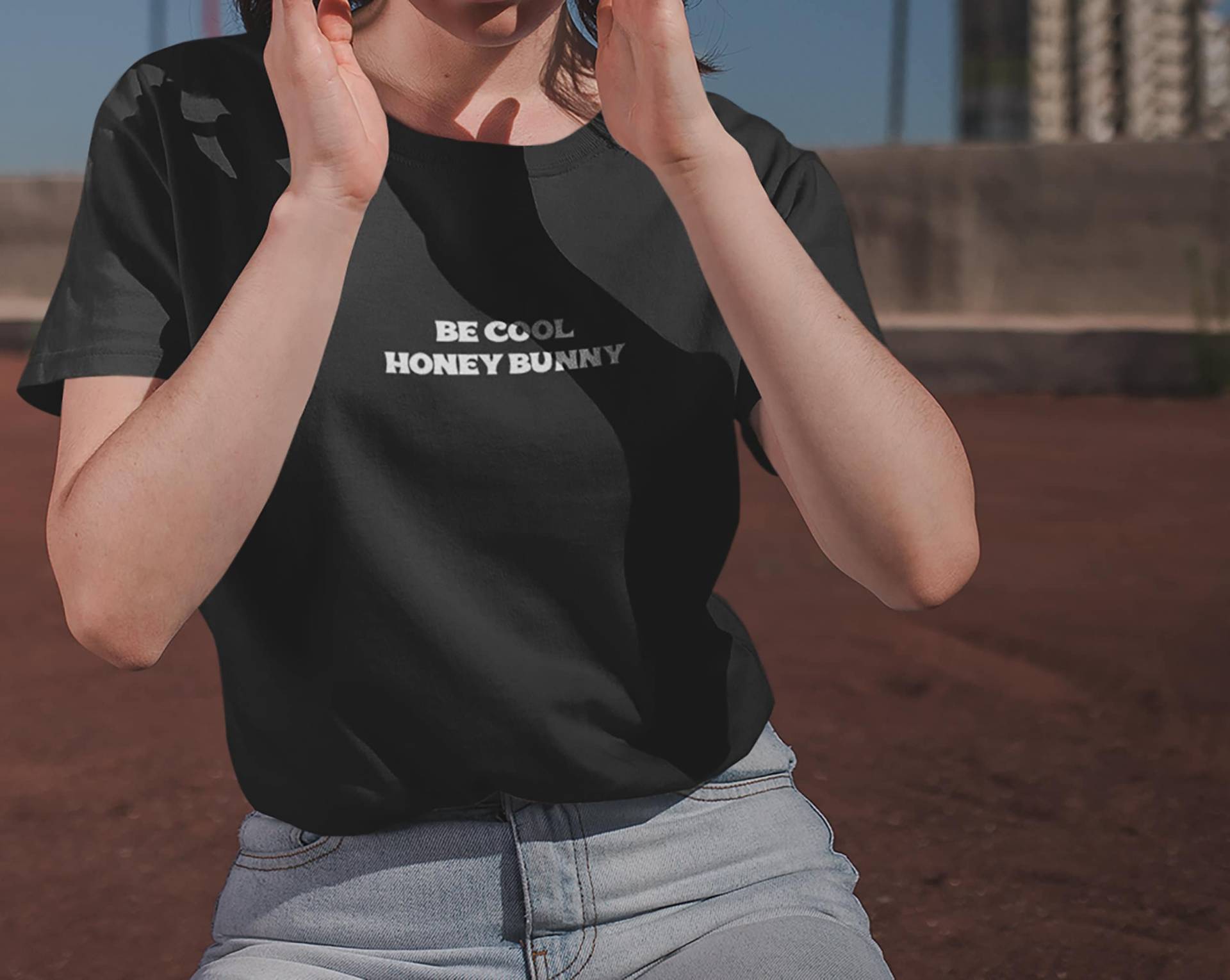 Pulp Fiction T-Shirt Aus Bio-Baumwolle Pulp Fiction T-Shirt Aus Bio-Baumwolle von BetweenTheLinesUK