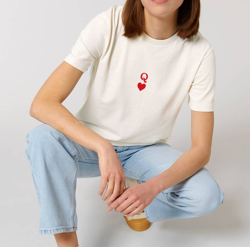 Queen Of Hearts T-Shirt - Besticktes Aus Bio-Baumwolle von BetweenTheLinesUK