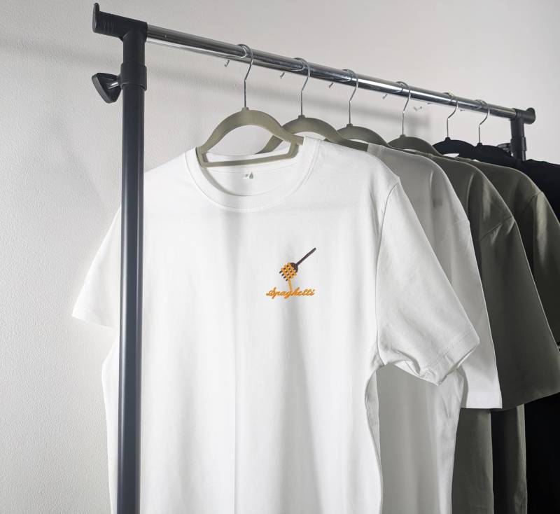Spaghetti Besticktes T-Shirt Aus Bio-Baumwolle Spaghetti Besticktes T-Shirt Aus Bio-Baumwolle von BetweenTheLinesUK