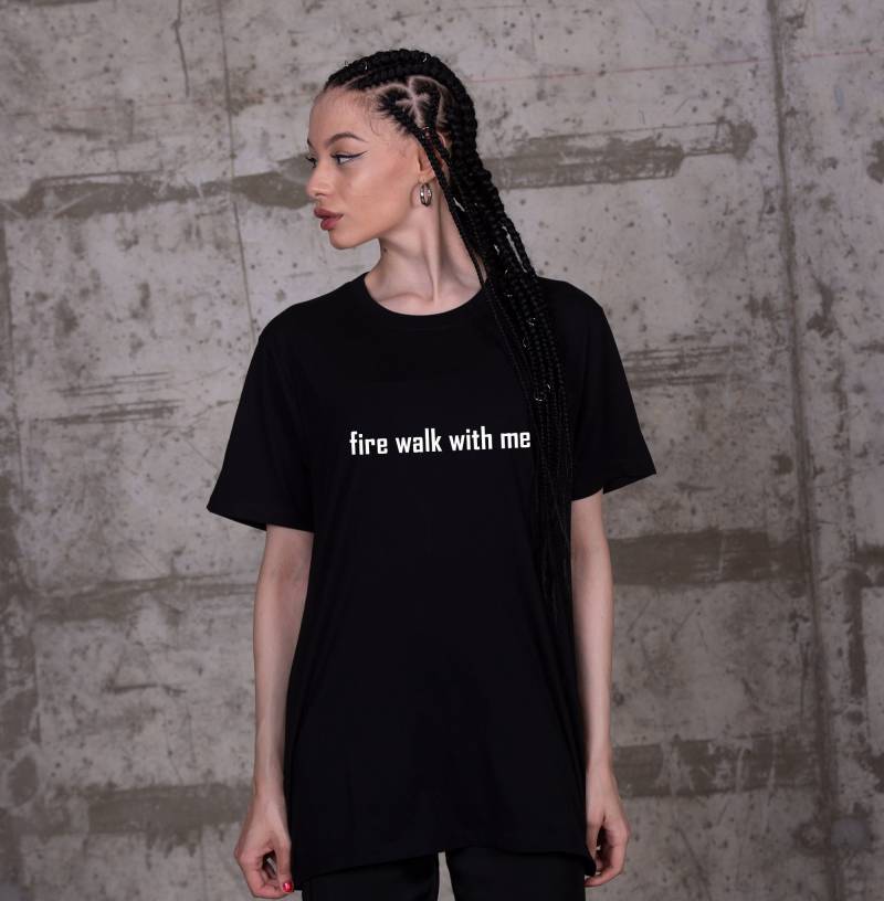 Twin Peaks T-Shirt Aus Bio-Baumwolle - Fire Walk With Me Zitat Twin Peaks T-Shirt Aus Bio-Baumwolle - Fire Walk With Me Zitat von BetweenTheLinesUK