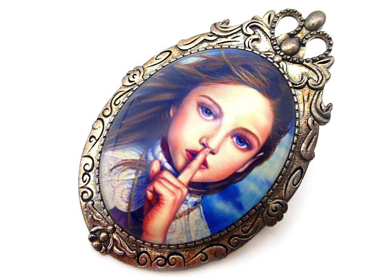 Große Brosche Im Vintage Stil Viktorianisch Nostalgisch Junges Mädchen in Unheimlicher Stille "Pssst' von BeuteStueckchen