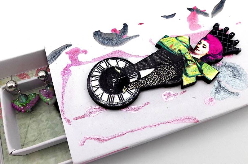 Kleine Ohrhänger Aus Webperlen in Beutestueckchens Artbox No8 Vintage Meets Pop Art Geschenk Fuchsia Smaragdgrün "Queen Of Time' von BeuteStueckchen