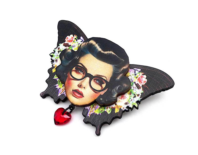 Skurrile Brosche Aus Holz Schmetterlingsfrau Mit Swarovski-Kristall "Nerdy Butterfly' Skurrile Brosche Aus Holz Schmetterlingsfrau Mit Swarovski-Kristall "Nerdy Butterfly' von BeuteStueckchen