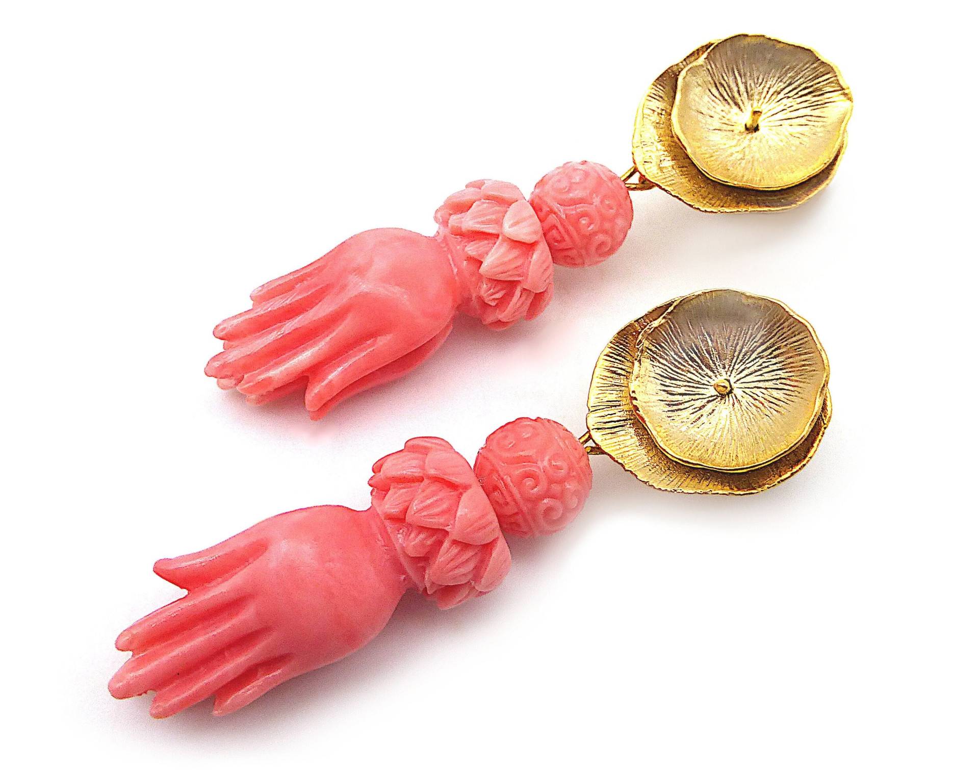 Üppige Ohrhänger Hand Buddha Lotus Matt Vergoldet Künstliche Koralle Symbol Glücksbringer Spirituell Erleuchtung "Good Fortune' Üppige Ohrhänger Hand Buddha Lotus Matt Vergoldet Künstliche Koralle Symbol Glücksbringer Spirituell Erleuchtung "Good Fortune' von BeuteStueckchen