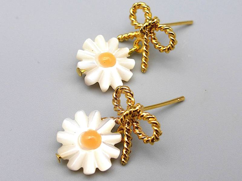 Zauberhafte Mini Kleine Ohrhänger Schleife Vergoldet Gänseblümchen Perlmutt Margerite Blümchen Weiße Blume Tausendschön "Tiny Flower' von BeuteStueckchen