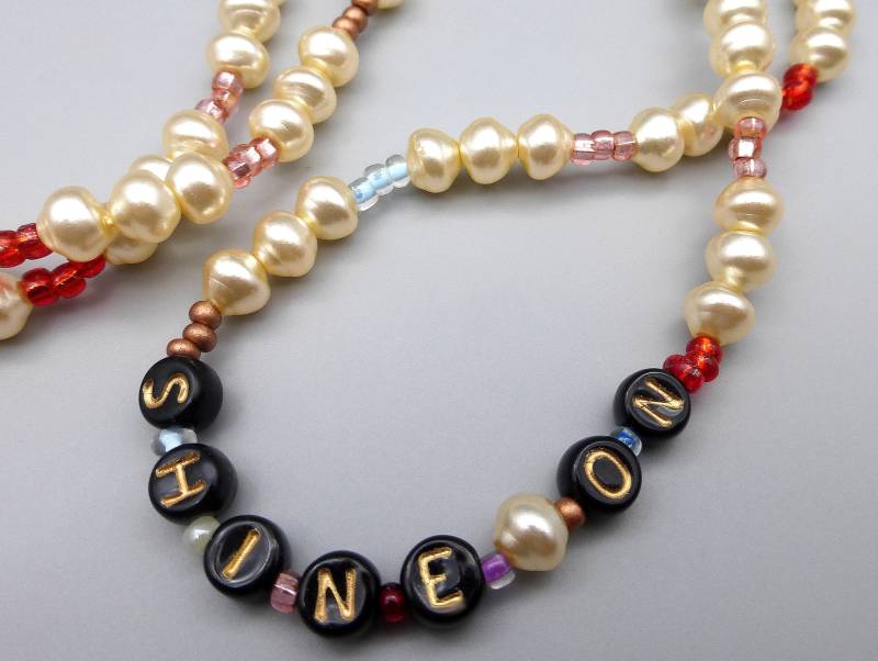 Zierliche Kette Text Motto Statement Perlen Mit Farbakzent Leuchten Strahlen "Shine' von BeuteStueckchen