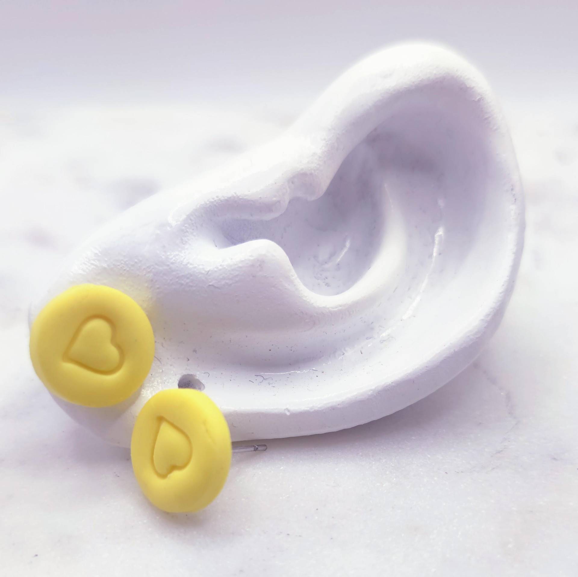 Ohrstecker Aus Polymerclay - Gelb Mit Herzprägung Handgemachte Mini-Ohrringe Edelstahlstecker Kleiner Schmuck Für Den Alltag von Beverkind