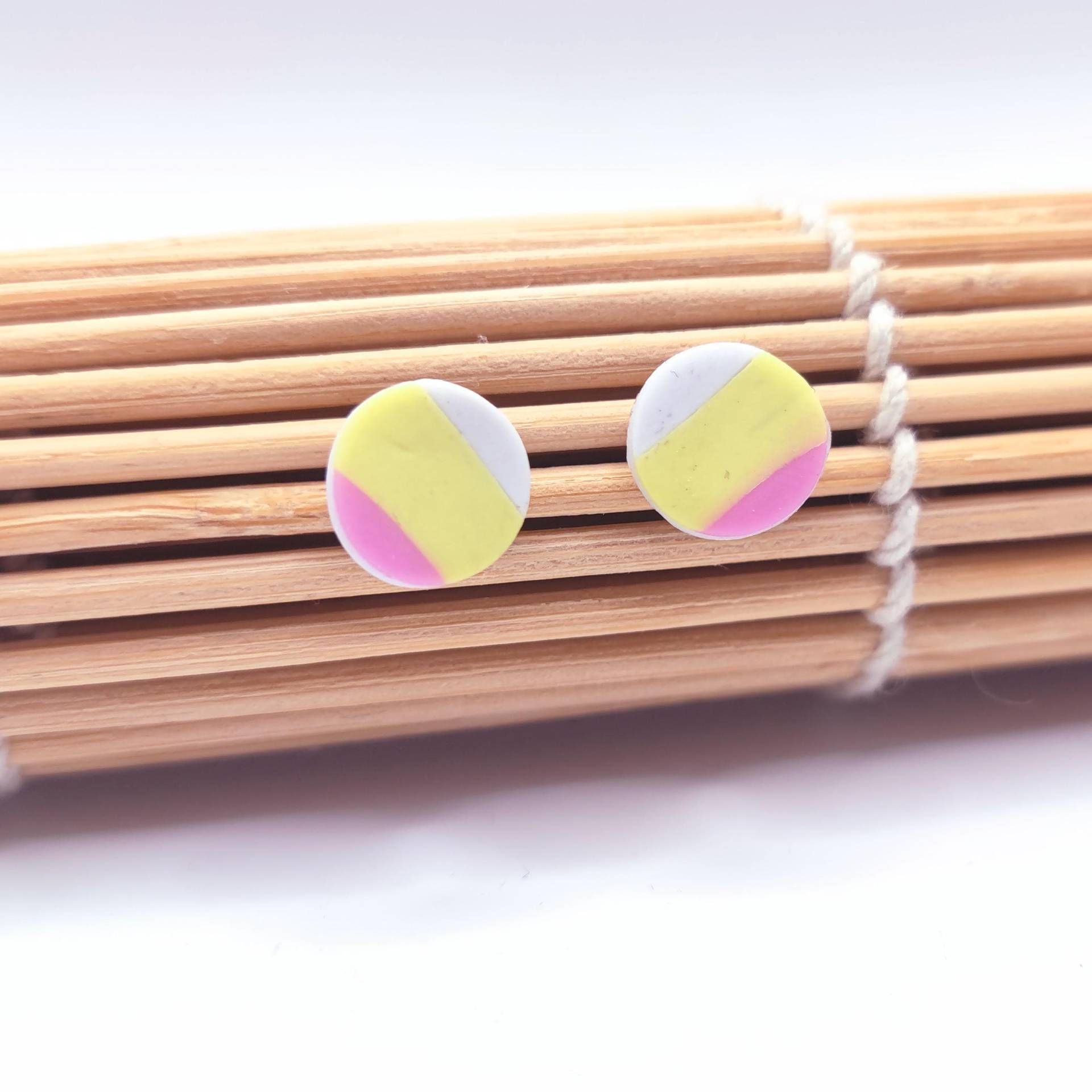 Ohrstecker Aus Polymerclay - Gestreift in Weiß, Gelb & Rosa Handgemacht, Edelstahlstecker, Runde Stecker 10 Mm von Beverkind