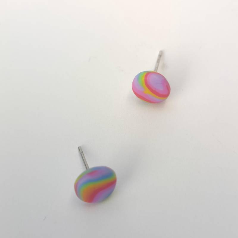 Ohrstecker Regenbogenfarben | Rund Ohrringe Edelstahlohrstecker Silberfarben Handgefertigt Geschenk Polymer Clay Farbenfroh Ohrstecker Regenbogenfarben | Rund Ohrringe Edelstahlohrstecker Silberfarben Handgefertigt Geschenk Polymer Clay Farbenfroh von Beverkind