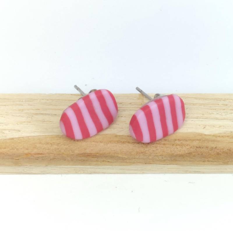 Ohrstecker Rosa-Rot | Oval Gestreift Handgefertigt Geschenk Polymer Clay Minimalistisch von Beverkind