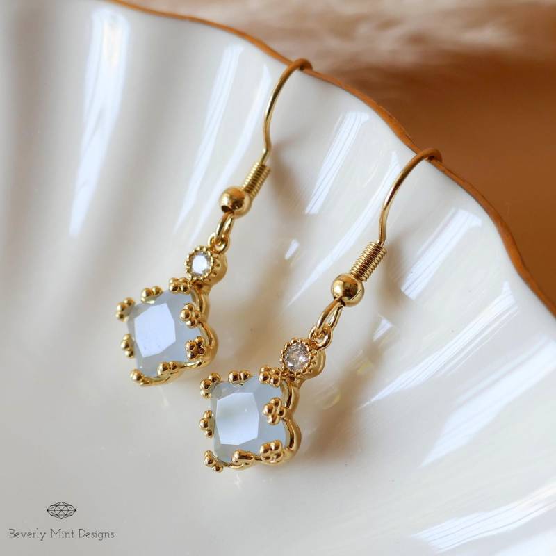 18K Gold Zierliche Charm Ohrringe, Hellblaue Drop & Baumeln Brautjungfern Geschenk, Etwas Blau Ohrringe von BeverlyMintDesigns