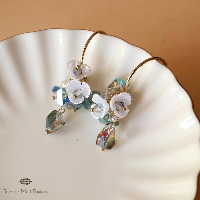 Baumeln Blumen Ohrringe, Perlige Grüne Perlen Urlaub Geschenk von BeverlyMintDesigns