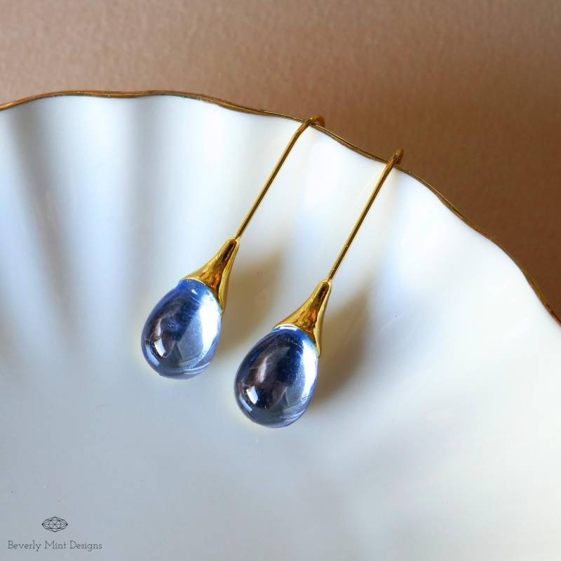 Blau Baumeln Ohrringe, Teardrop Ohrringe Tiefer Sapphire Blau Waterdrop Träne, Gold Feiertagsgeschenk von BeverlyMintDesigns