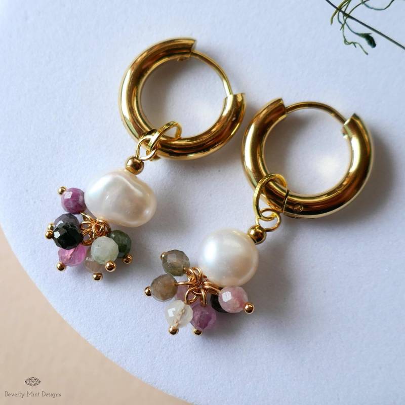 Chunky Hoop Huggie Ohrringe, Perlencluster Tropfen, Gold Boho Zierliches Geschenk Für Sie, Handgemachter Herbst Schmuck, Weihnachtsgeschenk von BeverlyMintDesigns