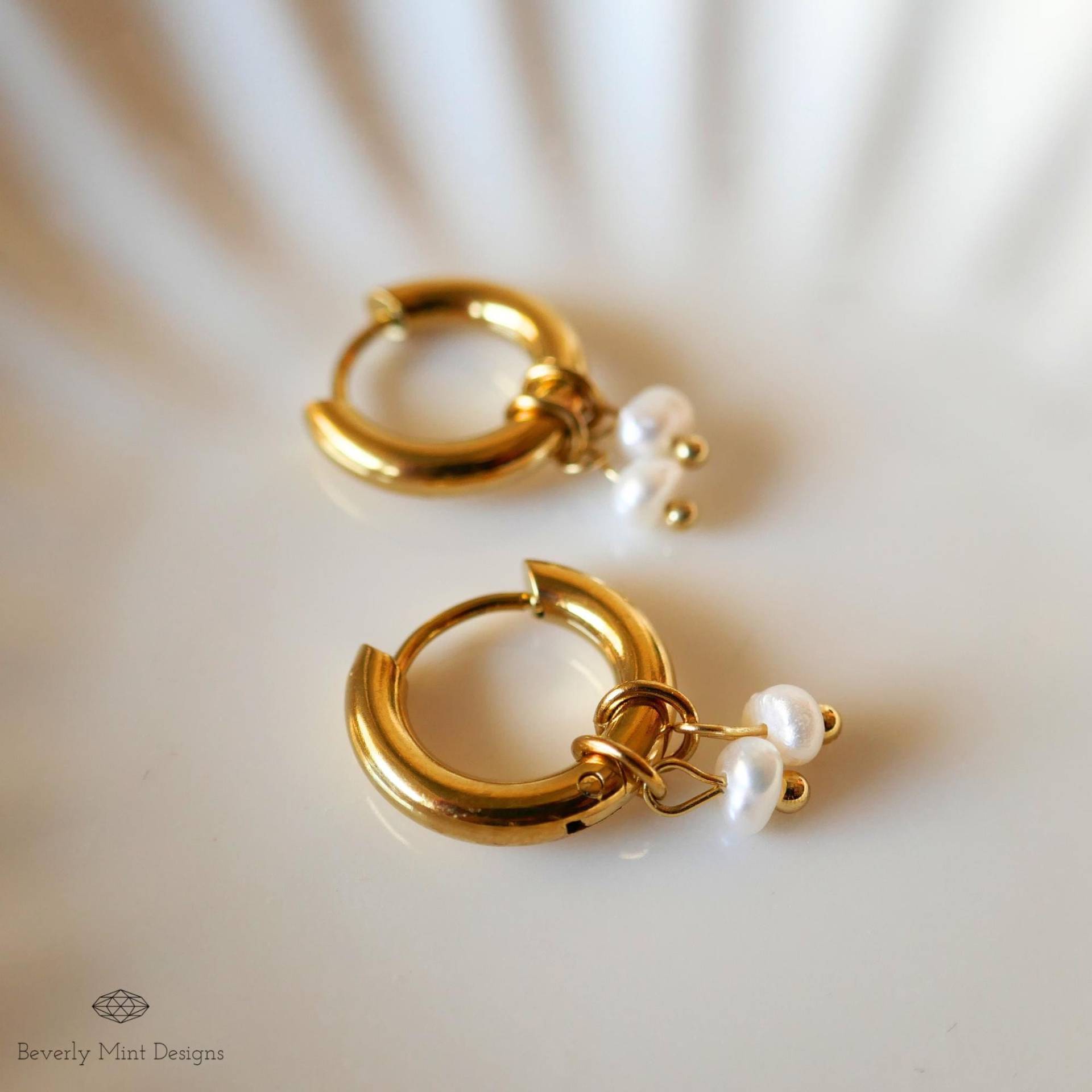 Chunky Huggie Ohrringe Mit Mini Perlen , Gold Hoop Winzigen Pearl Glow Minimalist Perlenschmuck von BeverlyMintDesigns