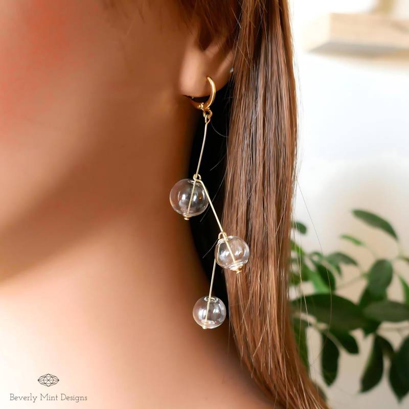 Einzigartige Glaskugel Ohrringe, Vintage Gold Baumeln Extra Lange Hängeohrringe, Klare Kugel Mid Century Ohrringe von BeverlyMintDesigns