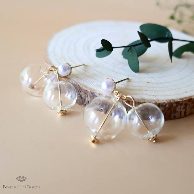 Einzigartige Ohrringe, Glaskugel Vintage Gold Baumeln Bubble Klare Ball Mid Century Weihnachtsgeschenk von BeverlyMintDesigns