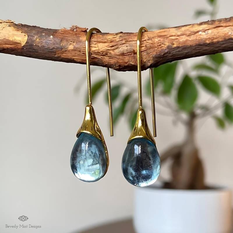 Etwas Blaue Ohrringe, Teardrop Minimalist Blauer Stein Baumeln Schmuck, Waterdrop Hochzeitsgeschenk, Feiertagsgeschenk von BeverlyMintDesigns