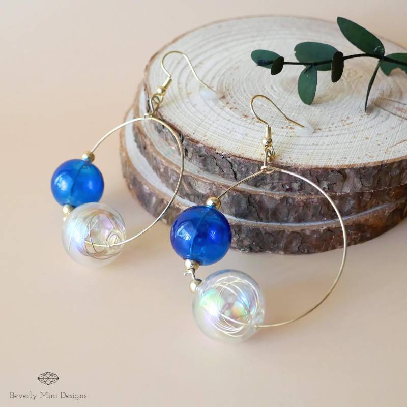 Glaskugel Ohrringe, 18K Gold Irisierende Kugel Regenbogen Blase Seifenblase Blau Blaue Ohrringe von BeverlyMintDesigns