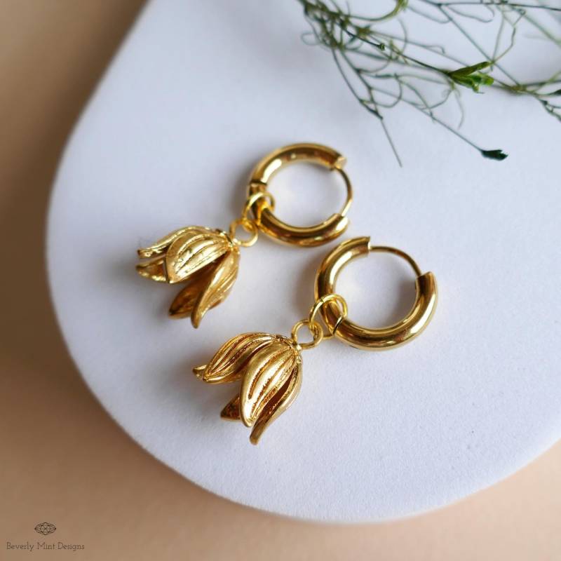 Gold Blumen Tropfen Hoop Ohrringe Tulpe Inspiriert Leichte Elegante Minimalist Schmuck Geschenk Für Sie, Weihnachtsgeschenk von BeverlyMintDesigns