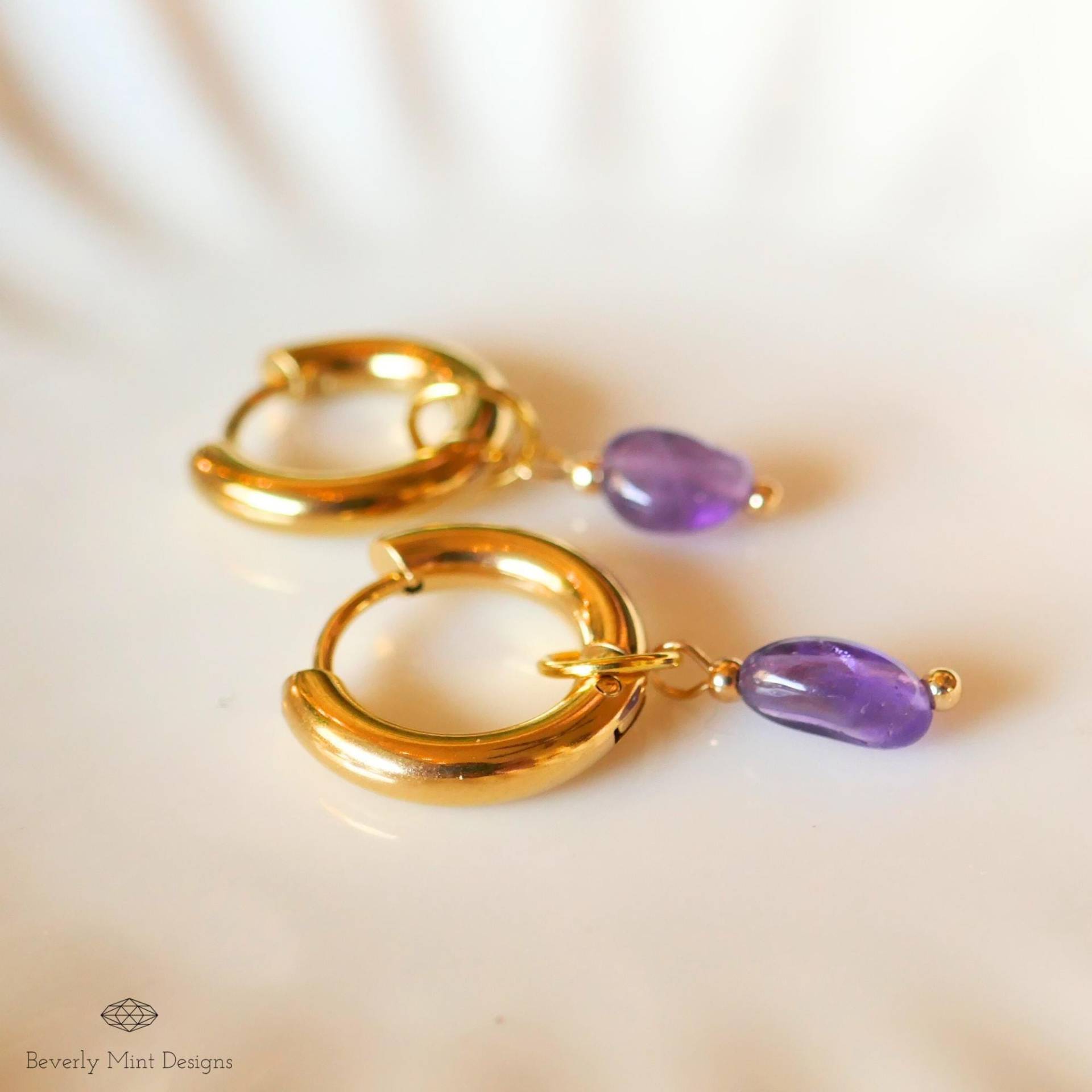 Gold Creolen Mit Amethyst, Minimalist Huggie Ohrringe, Februar Birthstone Schmuck, Lila Ohrringe Für Sie, Urlaubsgeschenk von BeverlyMintDesigns