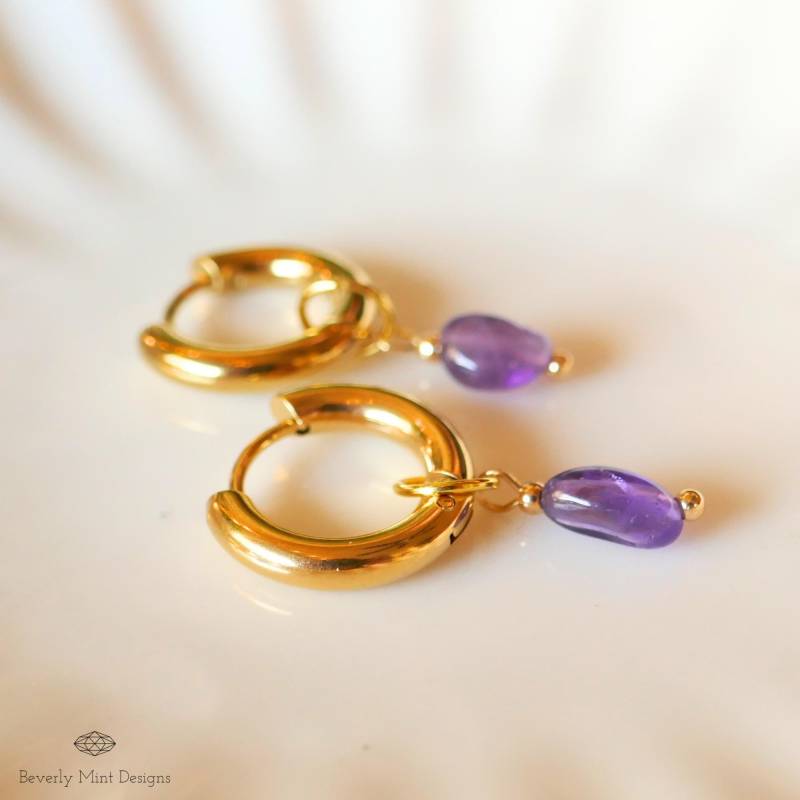 Gold Creolen Mit Amethyst, Minimalist Huggie Ohrringe, Februar Birthstone Schmuck, Lila Ohrringe Für Sie, Urlaubsgeschenk von BeverlyMintDesigns