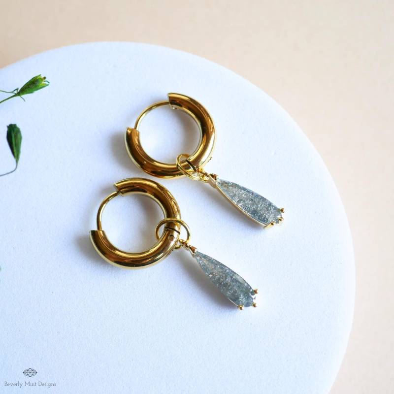Gold Hoop Ohrringe, Grau Pastellfarben Ohrhänger Drop Ohrringe Zierliche Glitzer Schmuck Huggie von BeverlyMintDesigns
