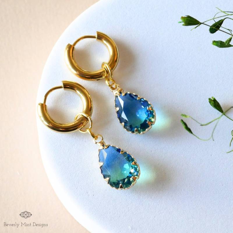 Gold Hoop Ohrringe Mit Blauem Teardrop Kristall, Huggie Baumeln Ohrringe, Braut Elegante Etwas Blau von BeverlyMintDesigns