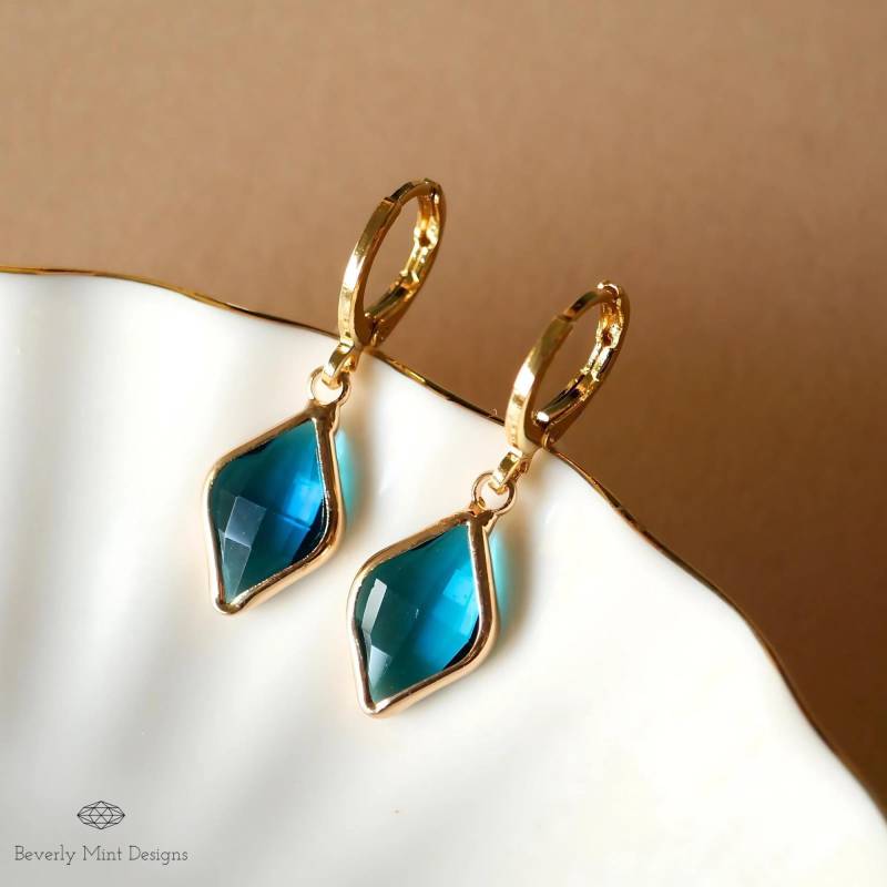 Gold Hoop Ohrringe Mit Blauen Edelstein, Elegante Ohrringe, Minimalist Schmuck Für Frauen, Urlaub Geschenk von BeverlyMintDesigns