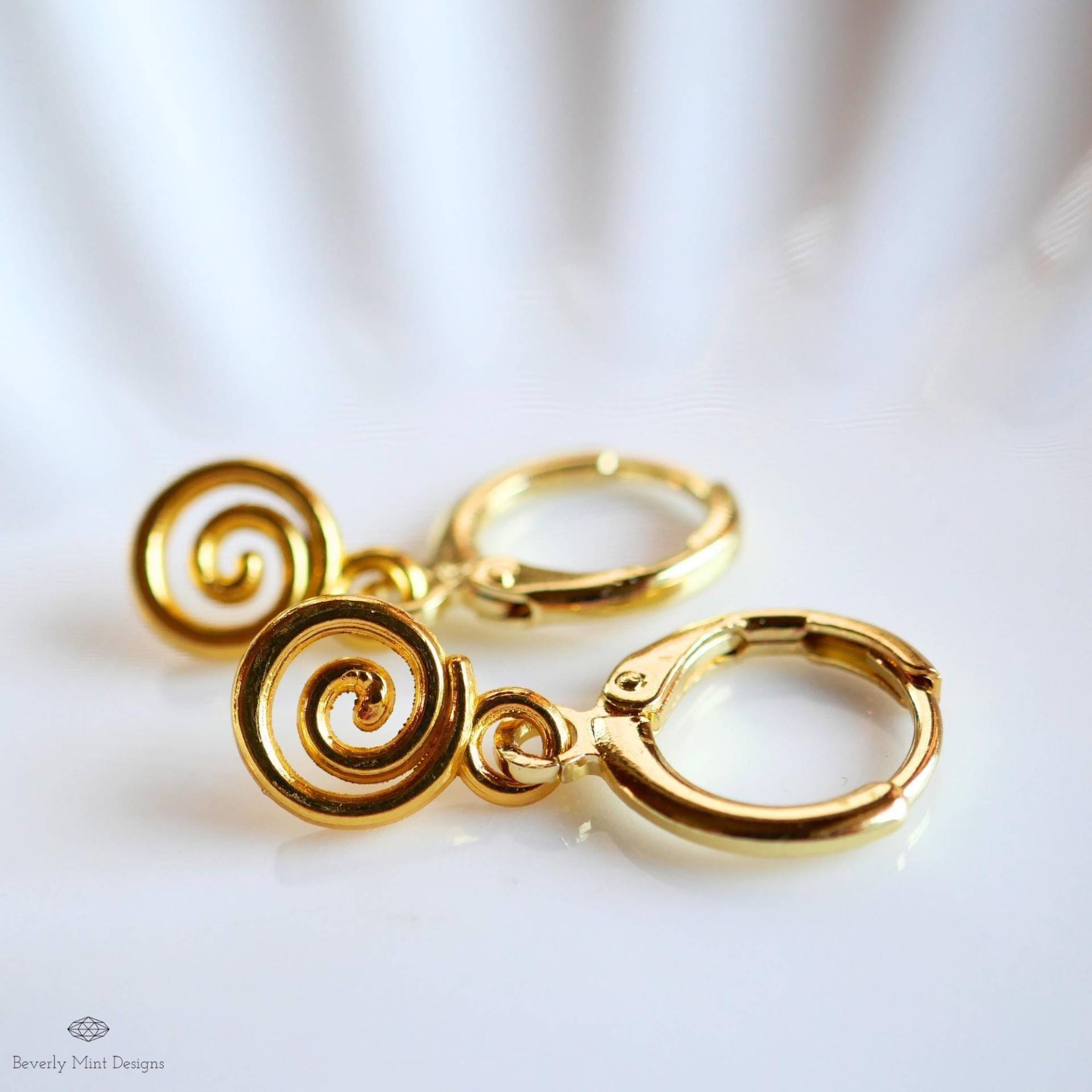 Gold Kleine Spirale Ohrringe, Mini Swirl Minimalist Boho Schmuck, Keltisch Inspirierte Alltag Geschenk von BeverlyMintDesigns