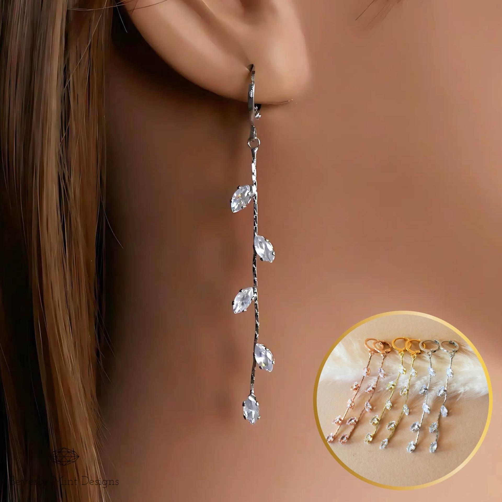 Gold Lange Baumeln Ohrringe, Kristall Blatt Tropfen Zarte Brautschmuck, Minimalist Hochzeit Elegantes Geschenk Für Sie von BeverlyMintDesigns