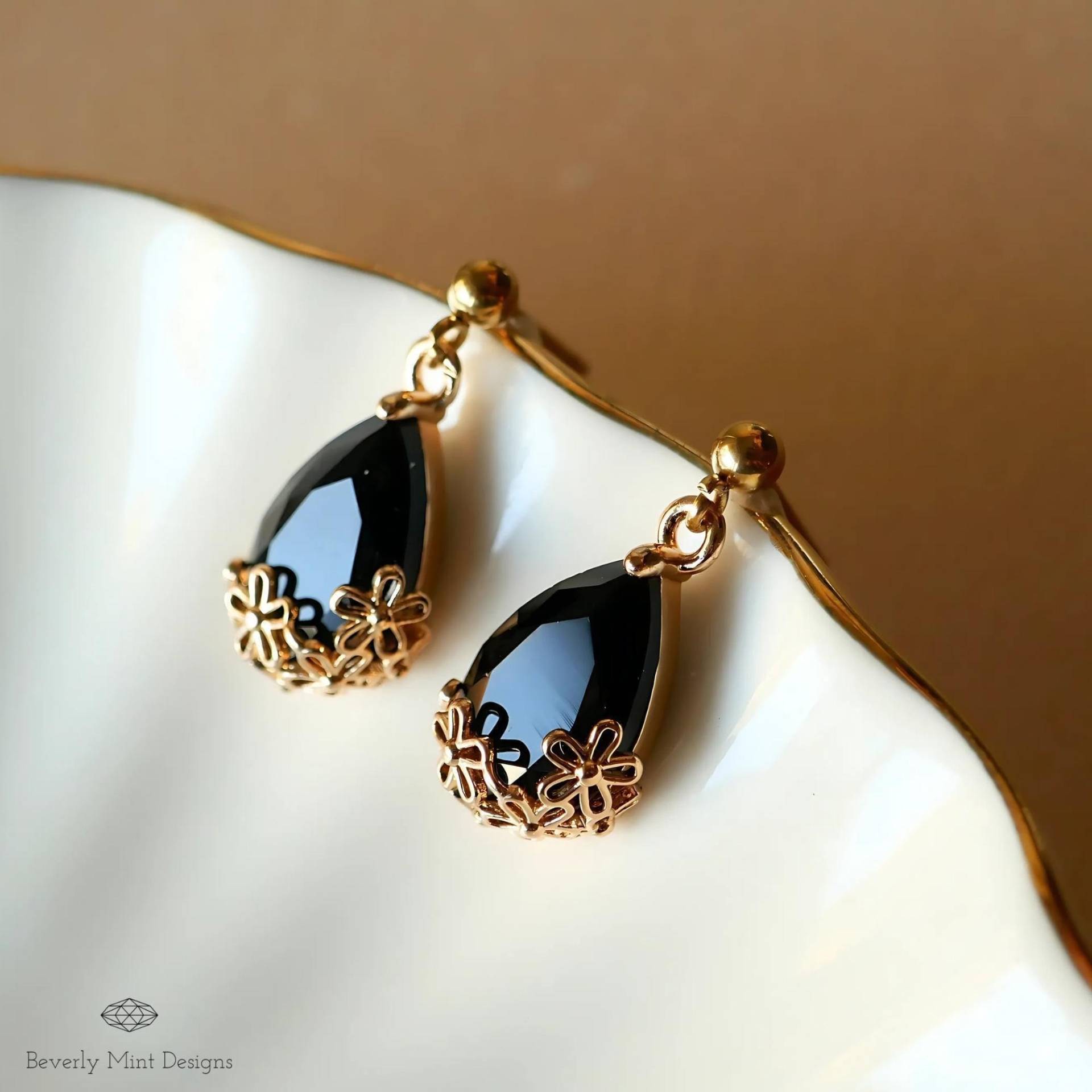 Gold Schwarze Teardrop Ohrringe, Floral Kristall Ohrstecker, Minimalist Ohrringe Für Frauen, Eleganter Schmuck, Weihnachtsgeschenk von BeverlyMintDesigns