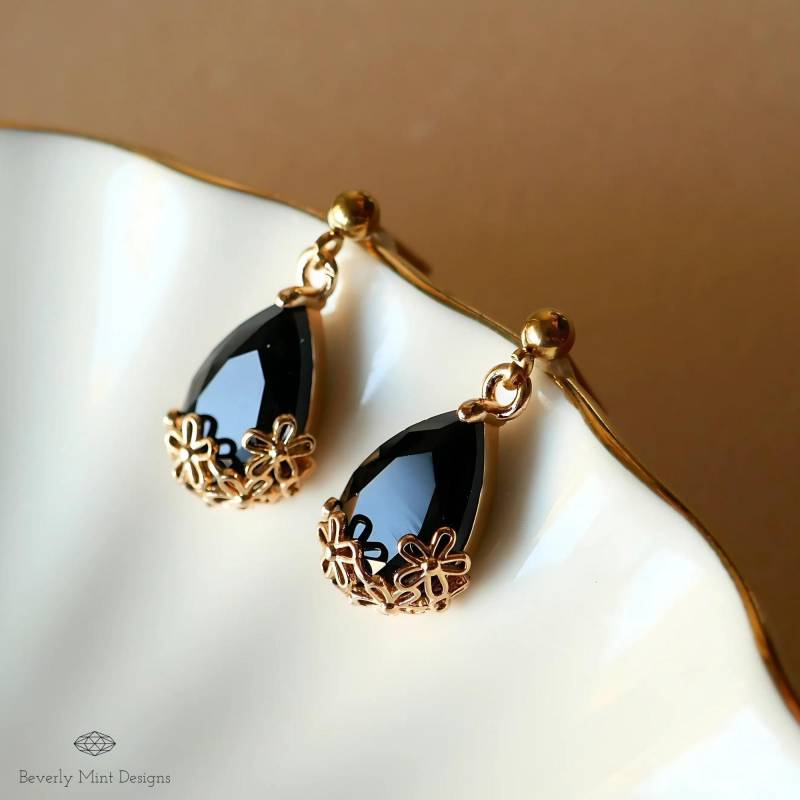 Gold Schwarze Teardrop Ohrringe, Floral Kristall Ohrstecker, Minimalist Ohrringe Für Frauen, Eleganter Schmuck, Weihnachtsgeschenk von BeverlyMintDesigns