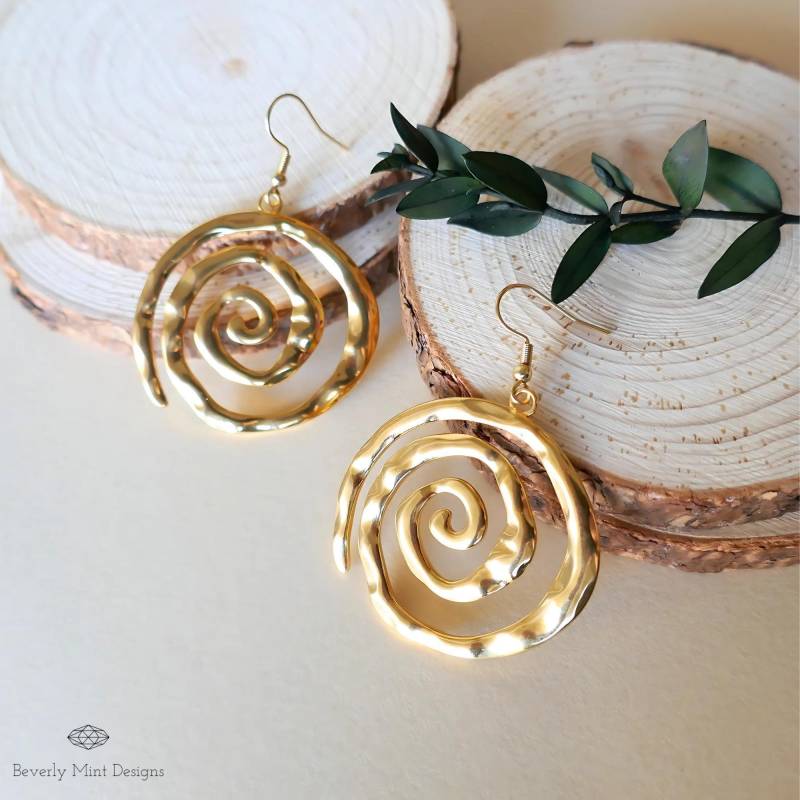 Gold Spirale Ohrringe, Handgemachte Gehämmert Statement Schmuck, Boho Chic Große Einzigartige Swirl Handwerker Ohrringe von BeverlyMintDesigns