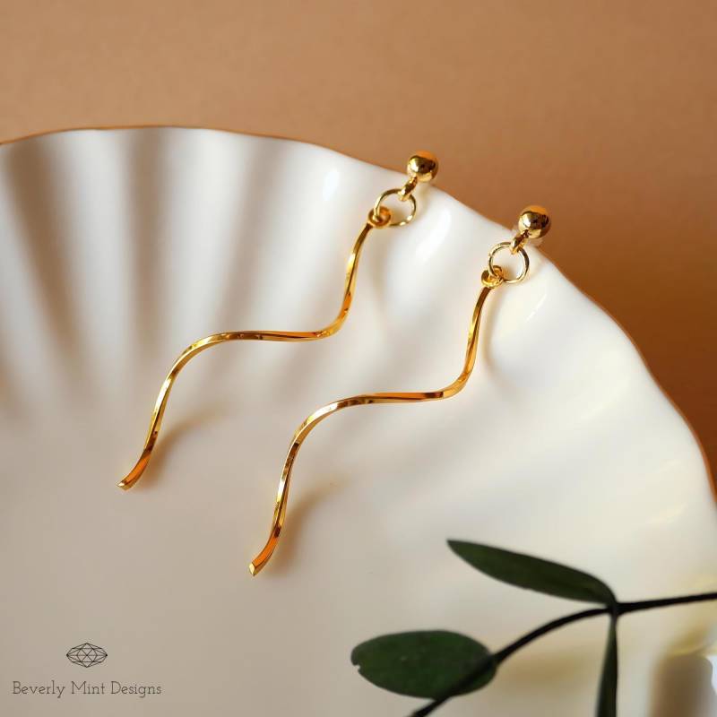 Gold Twirl Ohrringe, Goldtropfen Minimalist Gewellte Threader Brautjungfer Geschenk, Hochzeitsgeschenk von BeverlyMintDesigns
