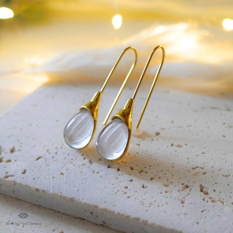 Graue Teardrop Ohrringe, Graue Steinohrringe Tropfen Baumeln Waterdrop Feiertagsgeschenk von BeverlyMintDesigns