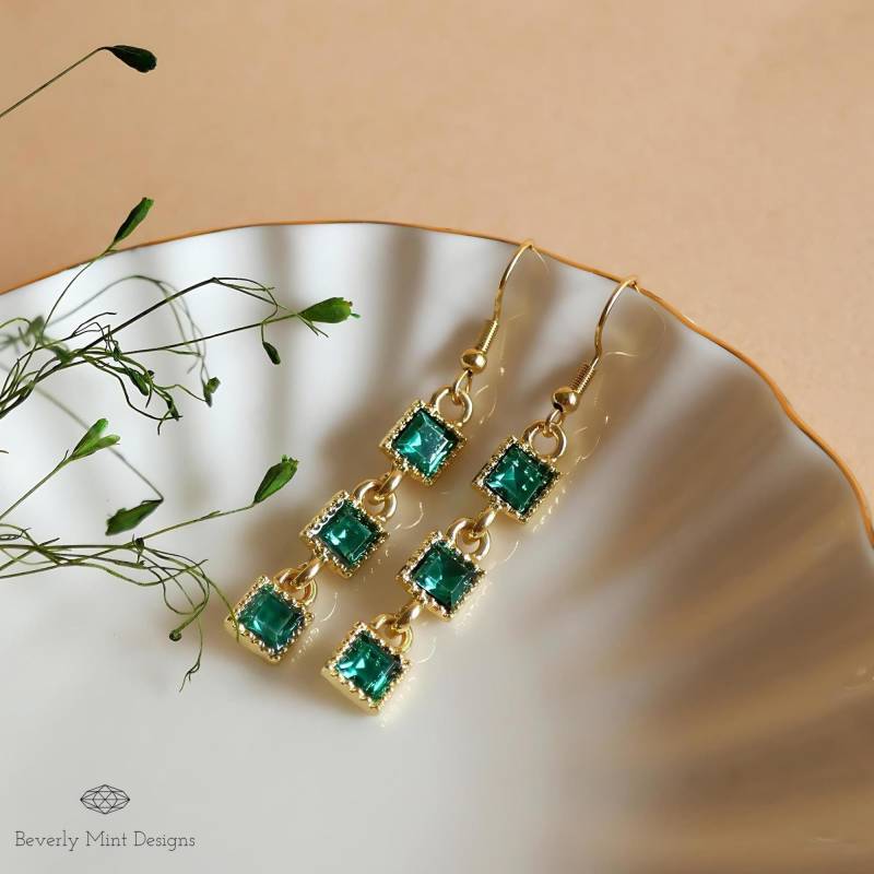 Grüne Baumeln Ohrringe, 18K Gold Baumeln Und Tropfen Ohrringe Mit Grünen Edelsteinen, Einzigartige Smaragdgrün Retro Schmuck, Weihnachtsgeschenk von BeverlyMintDesigns
