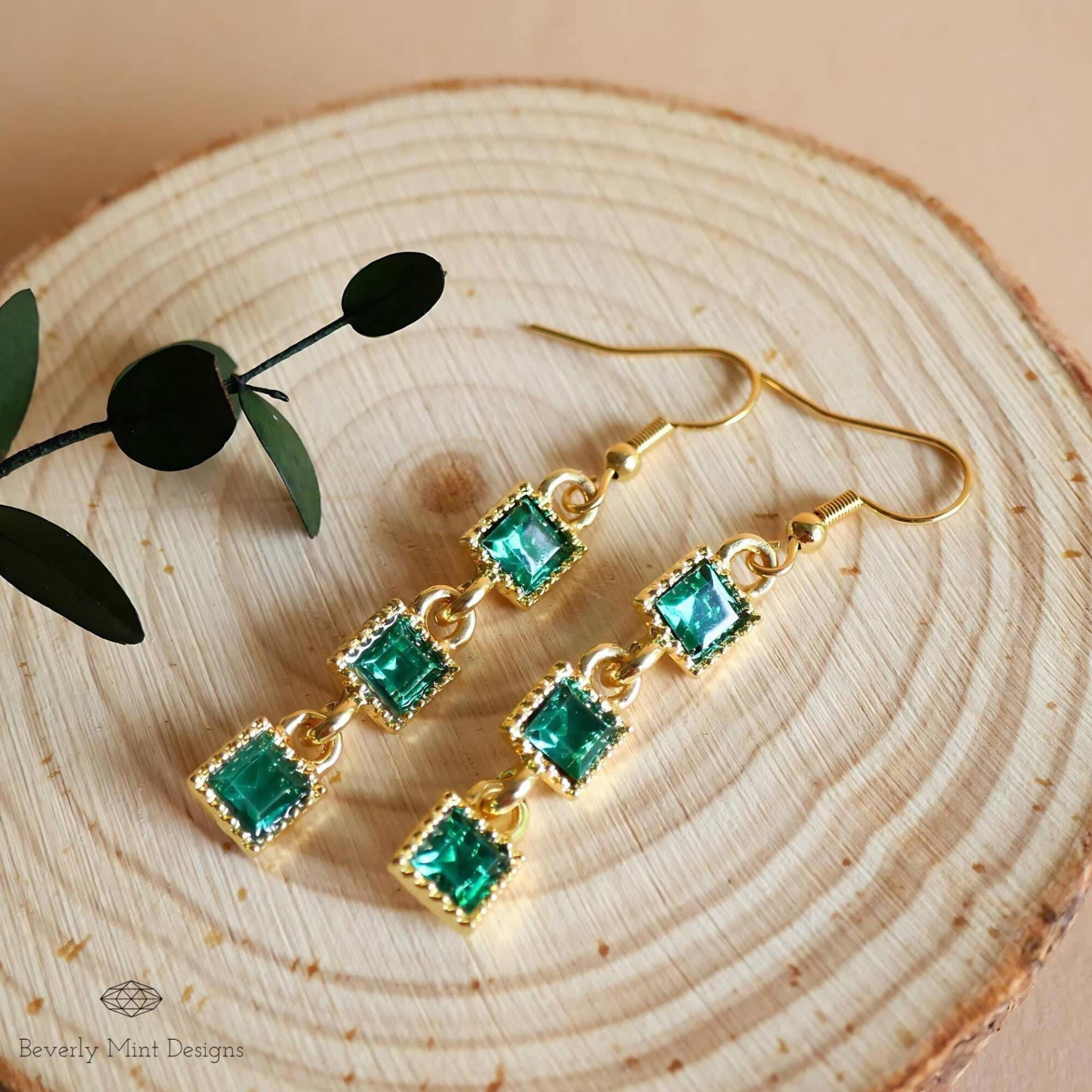 Grüne Baumeln Ohrringe, 18K Gold Baumeln Und Tropfen Ohrringe Mit Grünen Edelsteinen, Einzigartige Smaragd Grün Retro Schmuck, Weihnachtsgeschenk von BeverlyMintDesigns