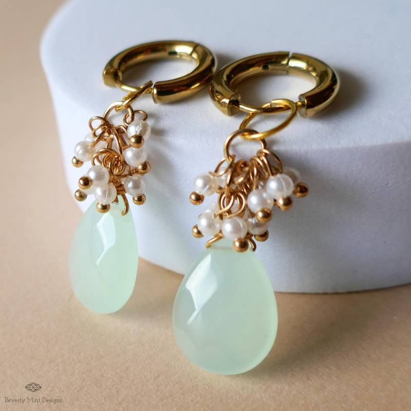Grüner Chalcedon Tropfen Ohrringe Mit Perlen, Chunky Gold Creolen, Brautschmuck, Handgemachtes Geschenk Für Sie, Baumeln von BeverlyMintDesigns
