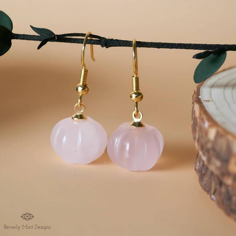 Halloween Kürbis Ohrringe, Rosenquarz Naturstein Rosa Rote Spaß Schmuck von BeverlyMintDesigns