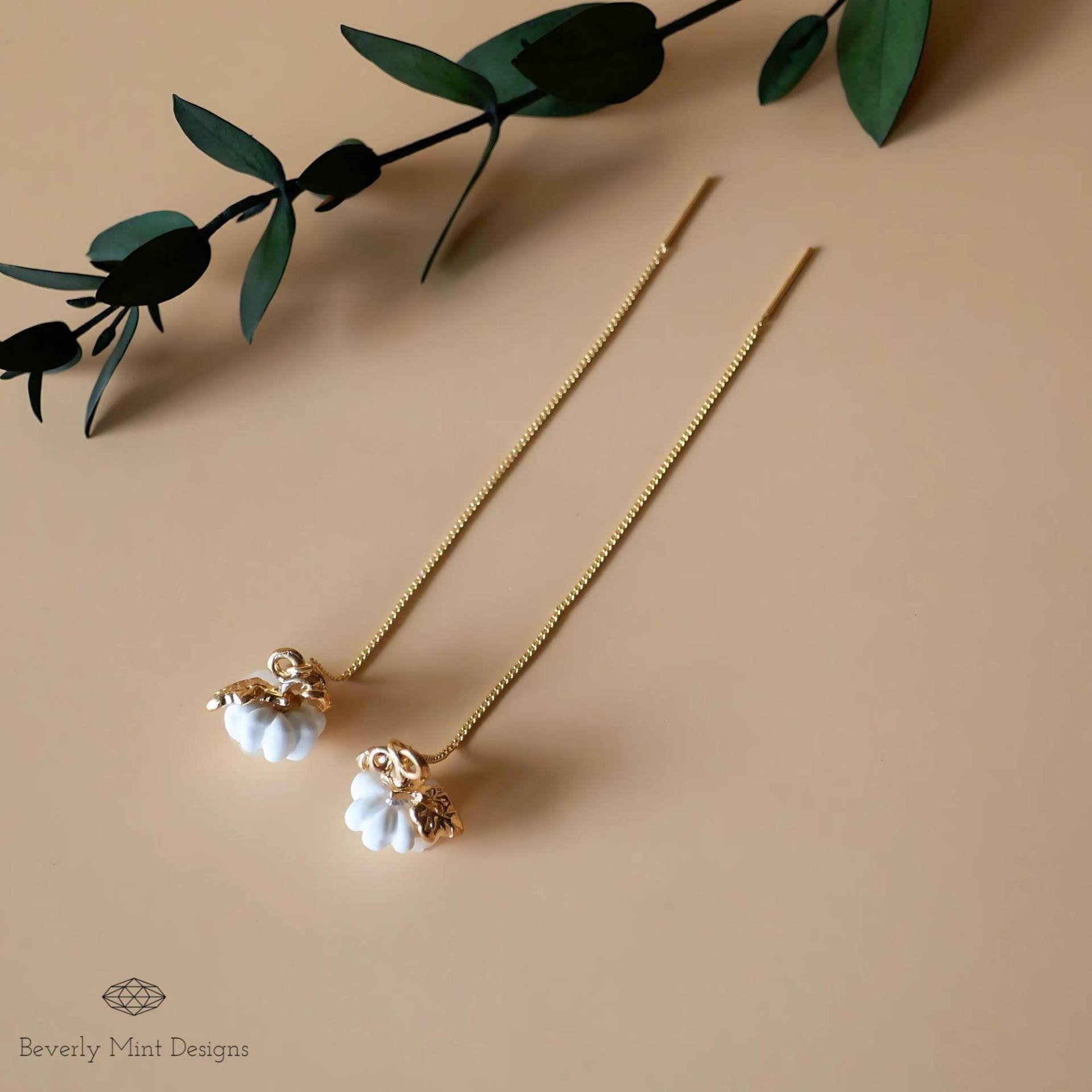 Halloween Kürbis Ohrringe, Süße Weiße Spaß Zubehör, Weihnachtsgeschenk von BeverlyMintDesigns