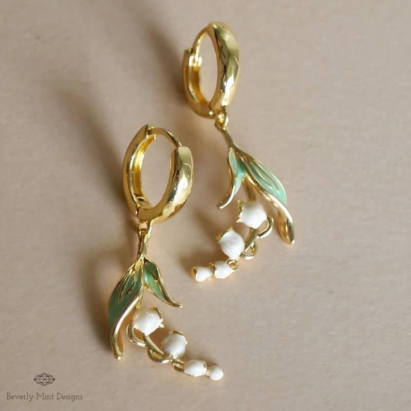 Huggie Blumen Ohrringe, Gold Maiglöckchen Baumeln Geburtsblume Für Mai, Natur Inspiriert Schmuck, Urlaub Geschenk von BeverlyMintDesigns