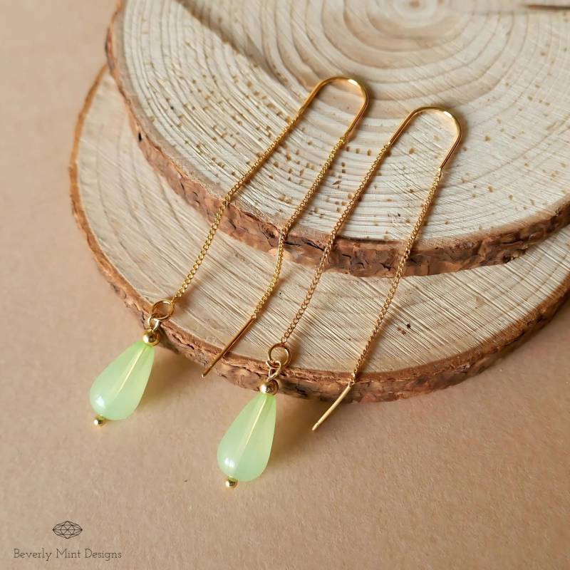 Jade Farbe Teardrop Ohrringe, Gold Threader Grüne Baumeln Minimalist Lange Kette Leichtgewicht von BeverlyMintDesigns