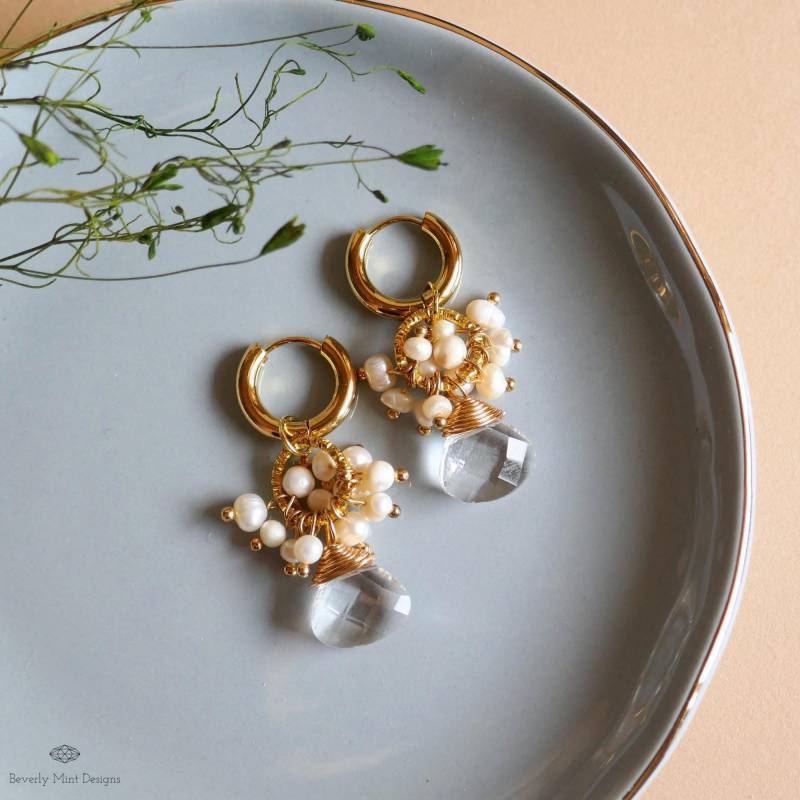 Klare Ohrringe Mit Perlen, Goldfarbene Creolen, Brautschmuck, Handgemachtes Geschenk Für Sie, Baumeln Ohrringe, Weihnachtsgeschenk von BeverlyMintDesigns